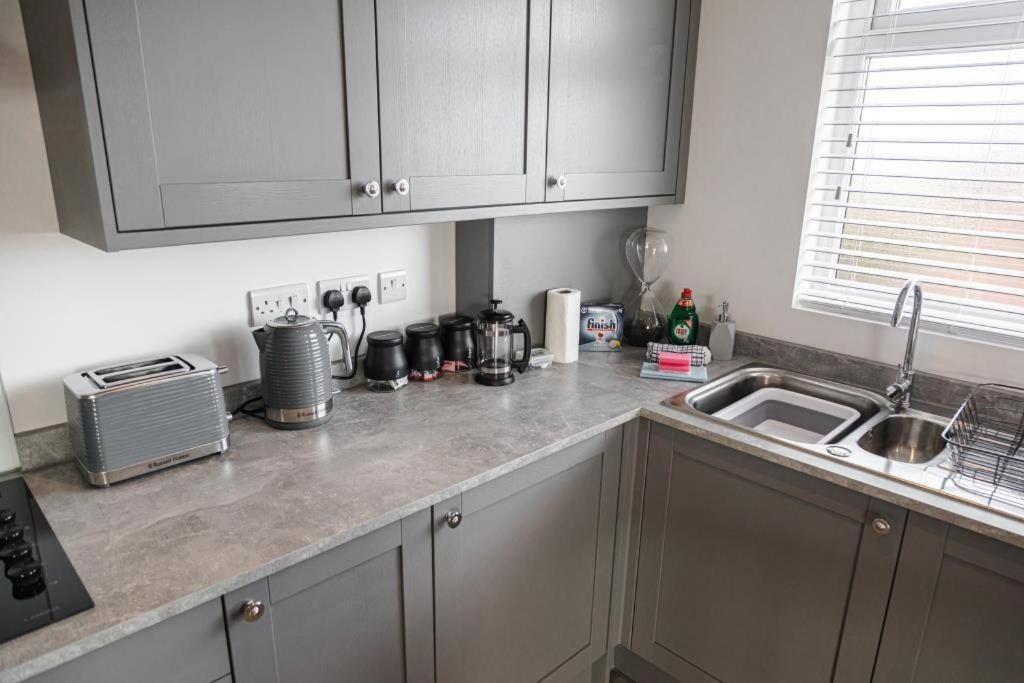 Bournecoast - Stylish Flat With Balcony - Sea Views - 10 Min Walk To Beach - Parking - Wifi - Fm8407 Bournemouth Exterior photo