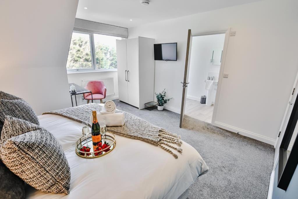 Bournecoast - Stylish Flat With Balcony - Sea Views - 10 Min Walk To Beach - Parking - Wifi - Fm8407 Bournemouth Exterior photo