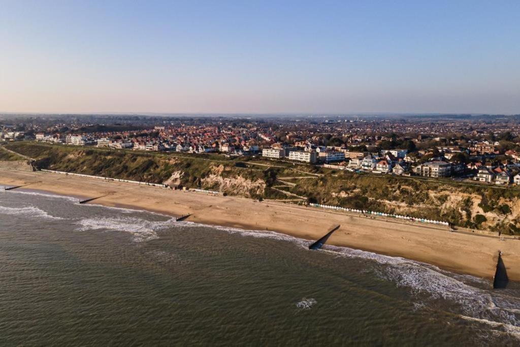 Bournecoast - Stylish Flat With Balcony - Sea Views - 10 Min Walk To Beach - Parking - Wifi - Fm8407 Bournemouth Exterior photo