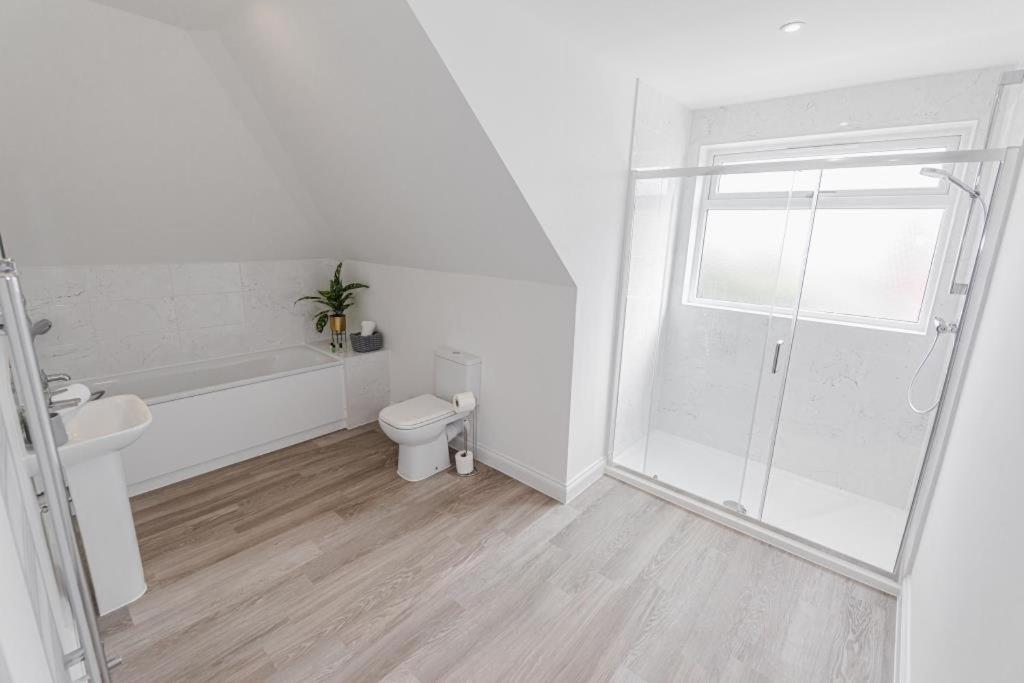 Bournecoast - Stylish Flat With Balcony - Sea Views - 10 Min Walk To Beach - Parking - Wifi - Fm8407 Bournemouth Exterior photo