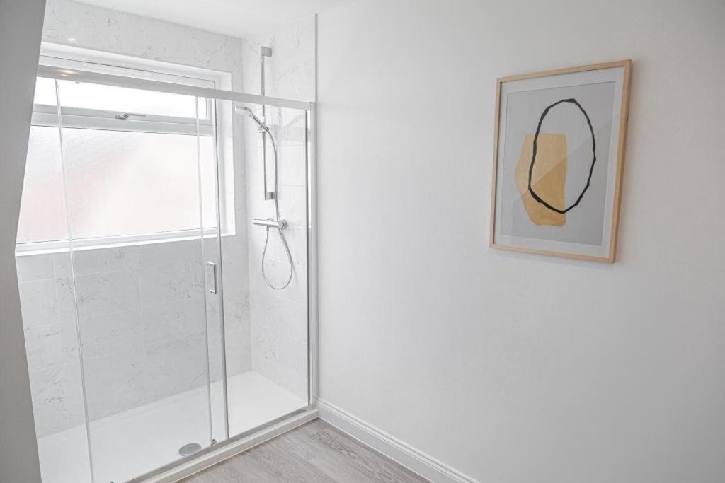 Bournecoast - Stylish Flat With Balcony - Sea Views - 10 Min Walk To Beach - Parking - Wifi - Fm8407 Bournemouth Exterior photo