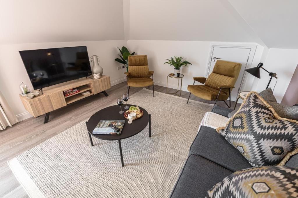 Bournecoast - Stylish Flat With Balcony - Sea Views - 10 Min Walk To Beach - Parking - Wifi - Fm8407 Bournemouth Exterior photo