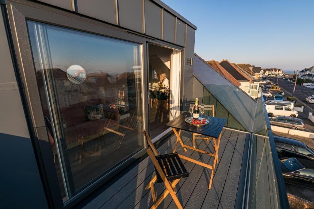 Bournecoast - Stylish Flat With Balcony - Sea Views - 10 Min Walk To Beach - Parking - Wifi - Fm8407 Bournemouth Exterior photo